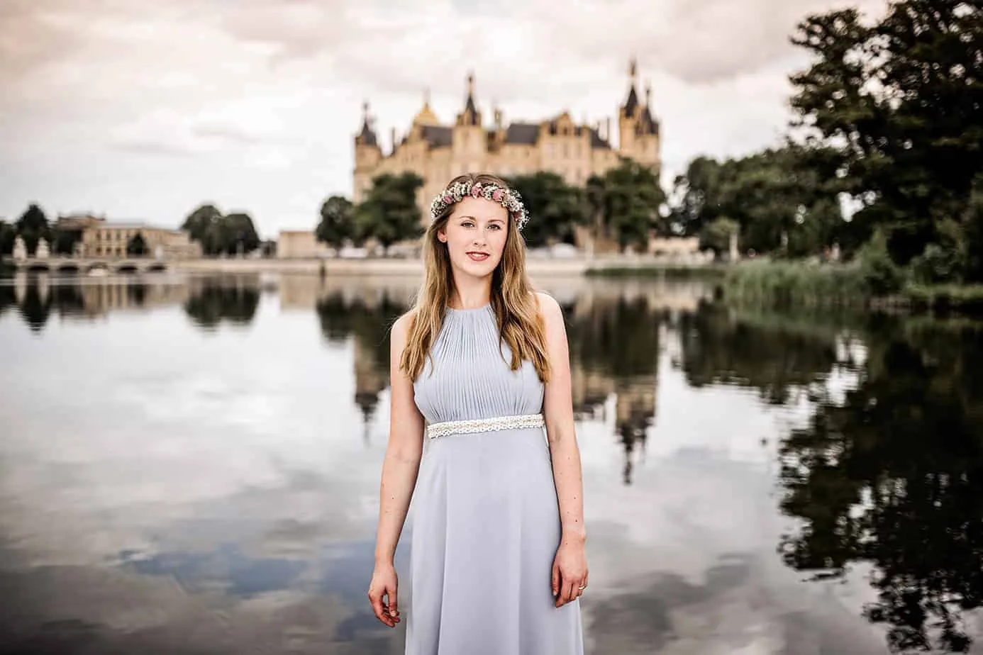 Editorial Fotoshooting mit Brautjungfer im Schlossgarten