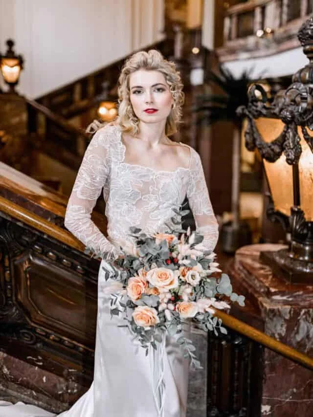 Brautportrait mit Blumenstrauß in den Fraser Suites Hamburg