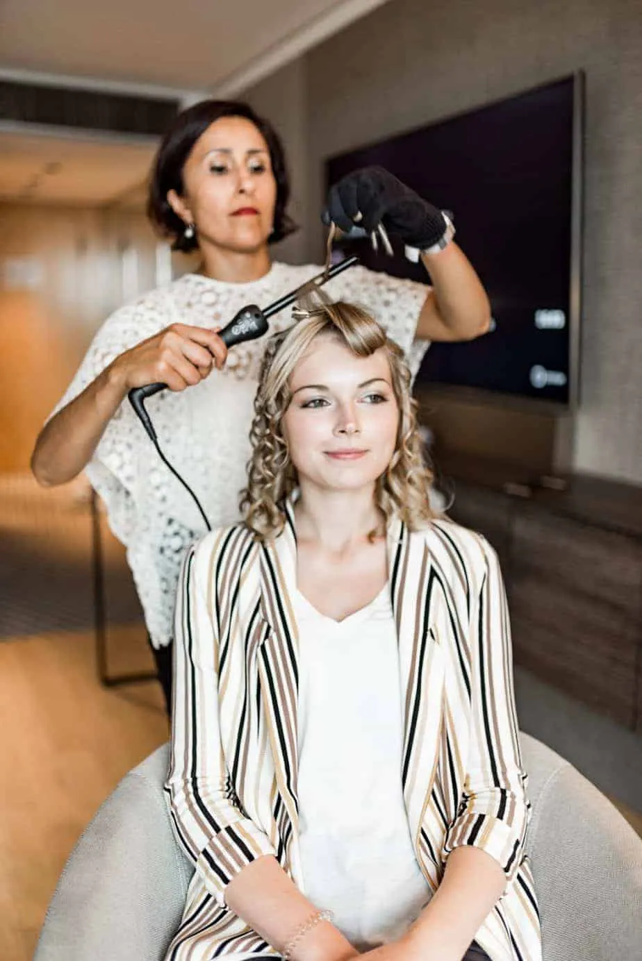 Stylistin formt die Brautfrisur beim Getting Ready in Hamburg