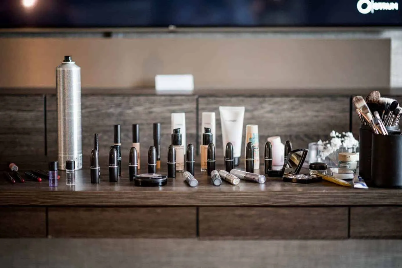 Kosmetik und Pinsel der Visagistin beim Getting Ready