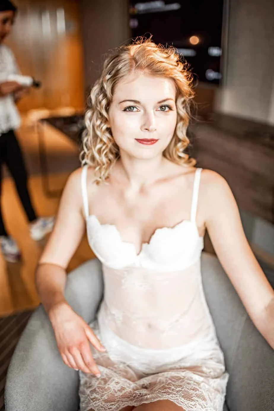 Natürliches Brautportrait während des Getting Ready in Hamburg