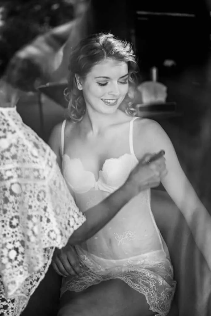 Visagistin begleitet die Braut vor der Hochzeit