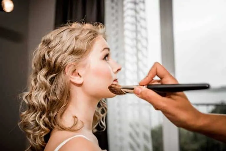 Visagistin begleitet das Brautstyling in Hamburg
