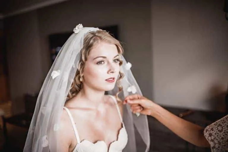 Braut beim Styling am Hochzeitsmorgen in Hamburg