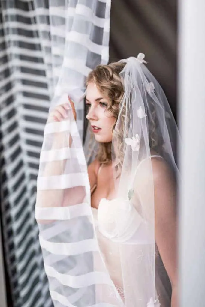 Braut beim Styling am Hochzeitsmorgen in Hamburg