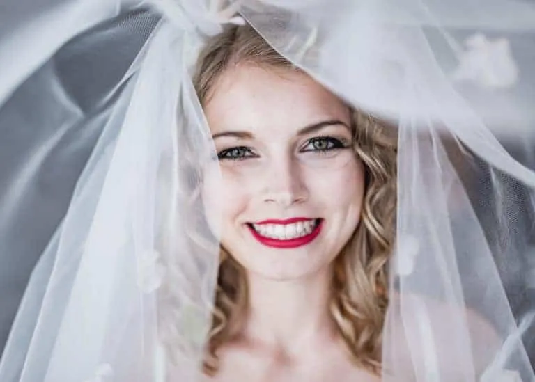 Visagistin begleitet das Brautstyling in Hamburg
