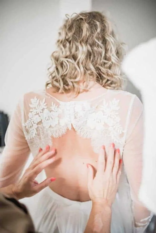 Braut beim Styling am Hochzeitsmorgen in Hamburg
