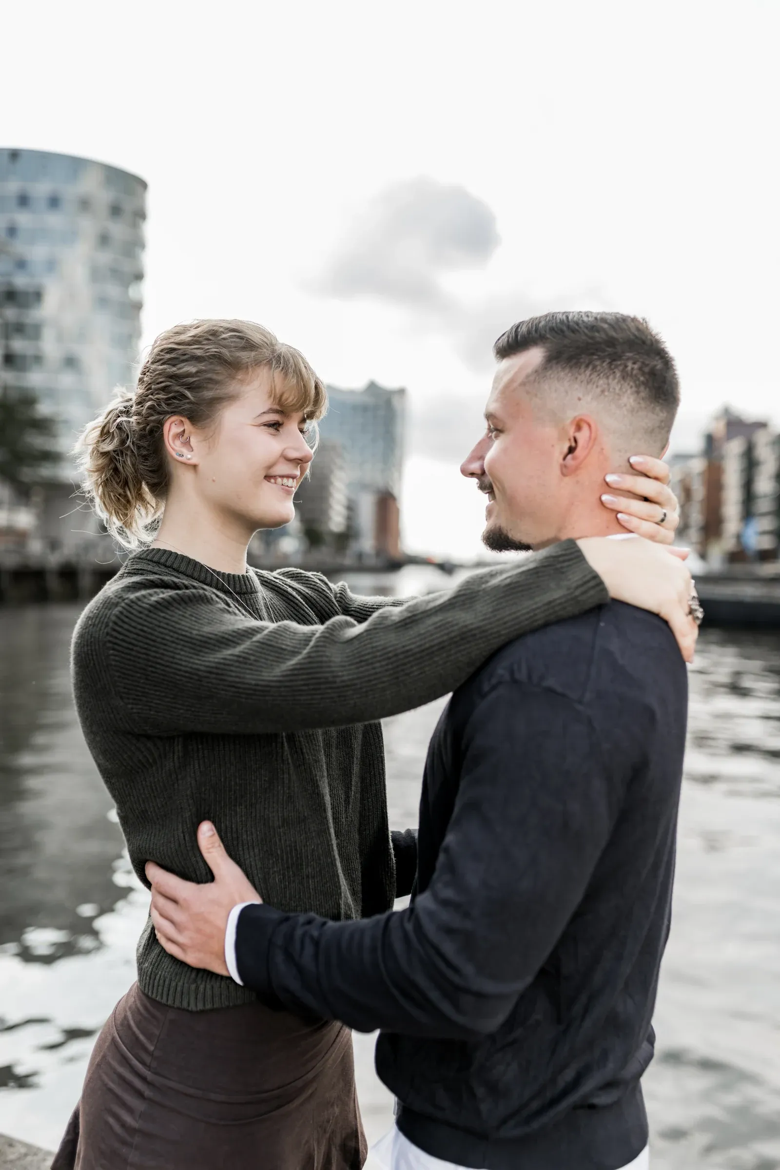 Liza und Domenic am Wasser vor moderner Architektur der HafenCity