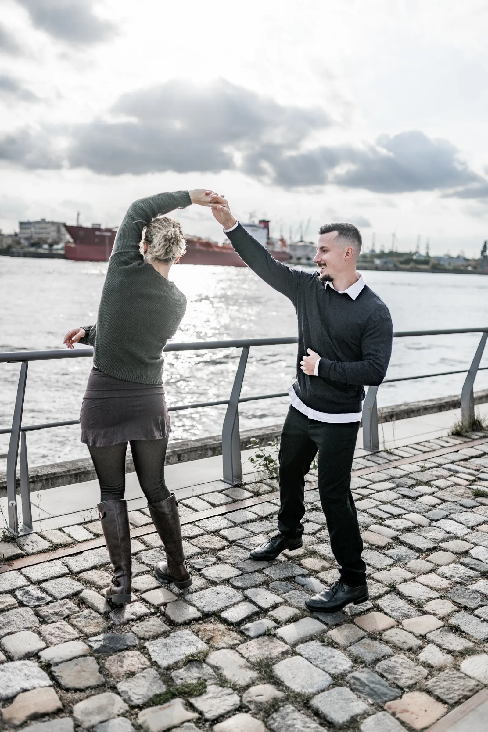 Liza und Domenic tanzen auf dem Pflaster vor der Elbe