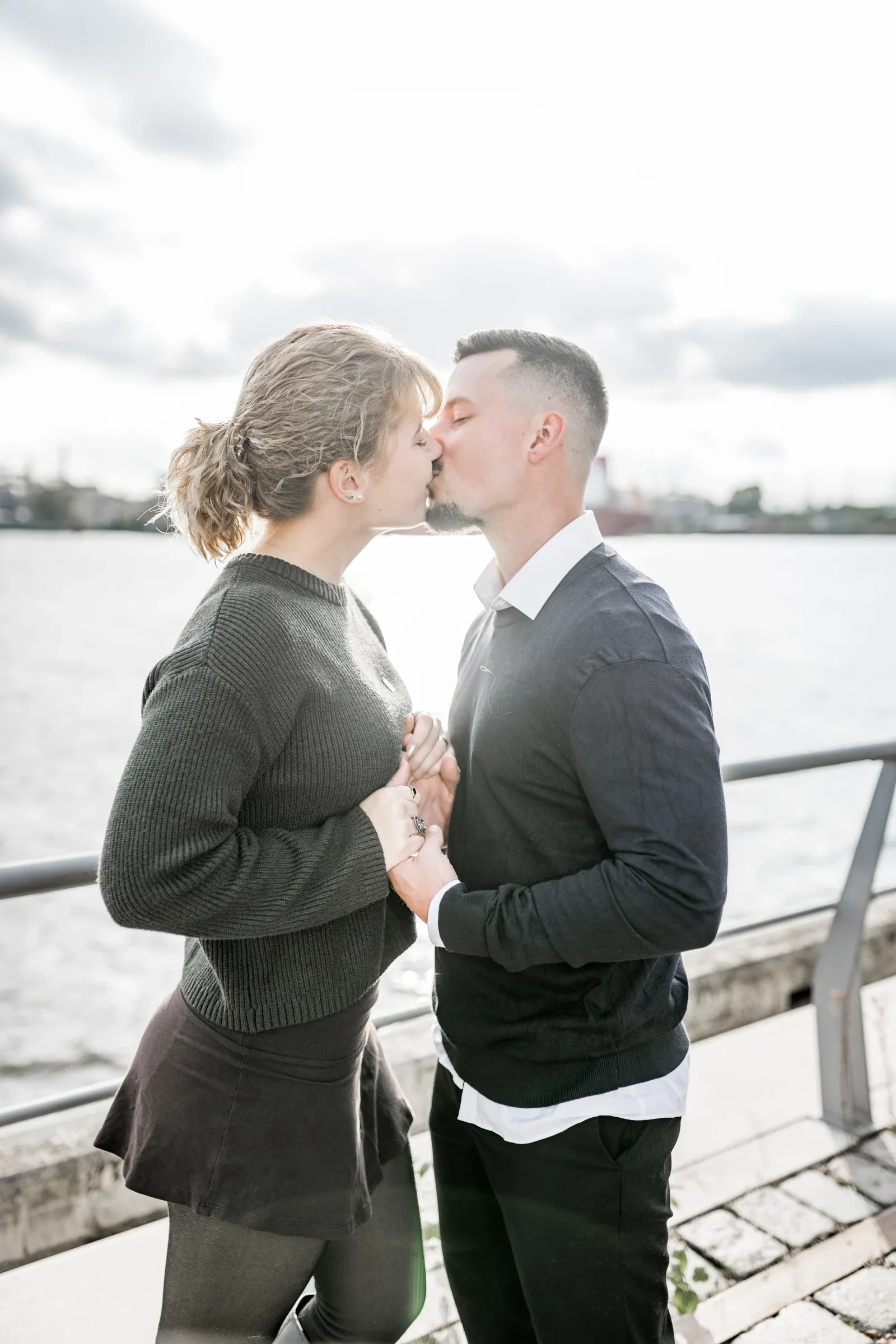 Liza und Domenic küssen sich vor der Elbe