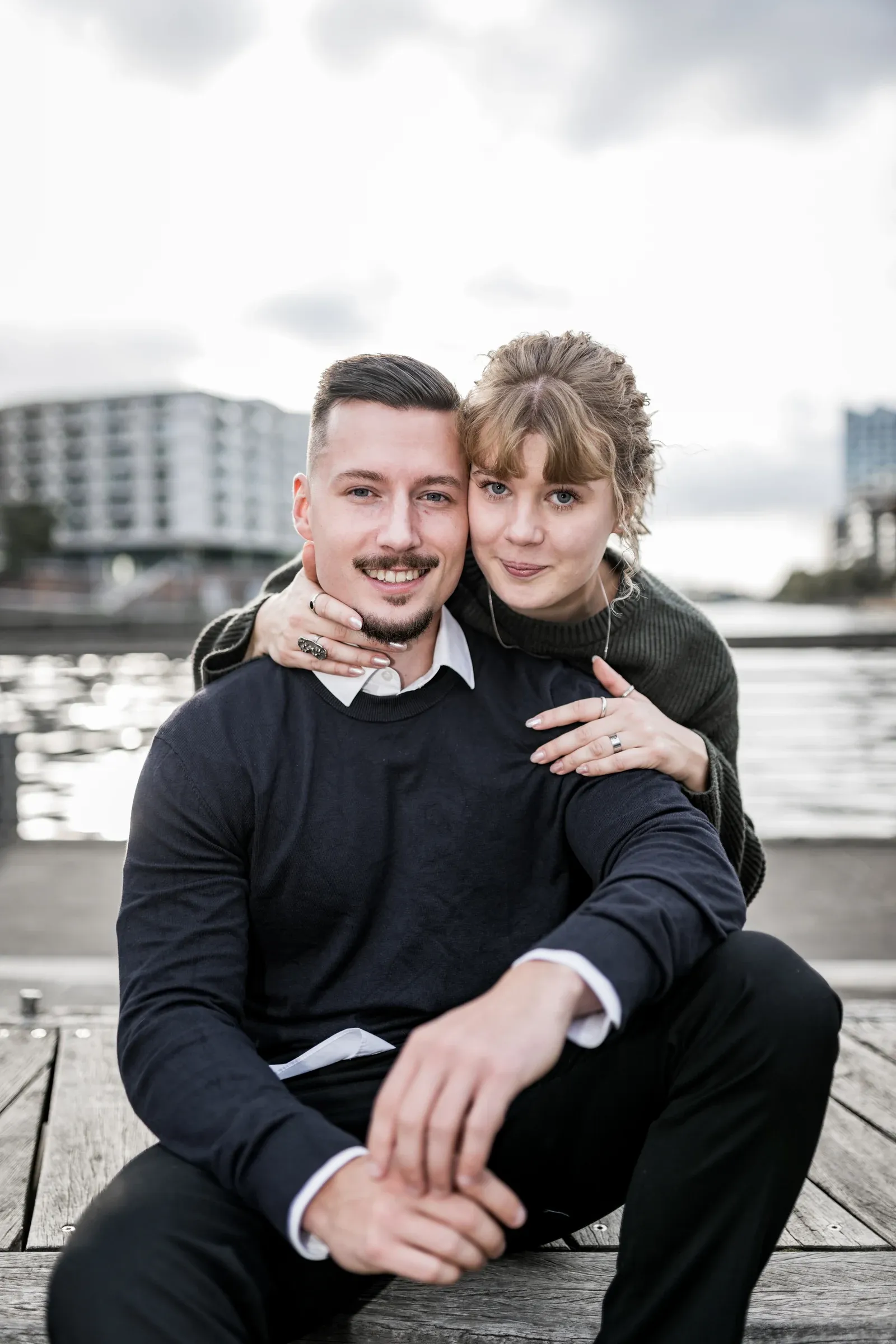 Liza und Domenic blicken gemeinsam lachend in die Kamera