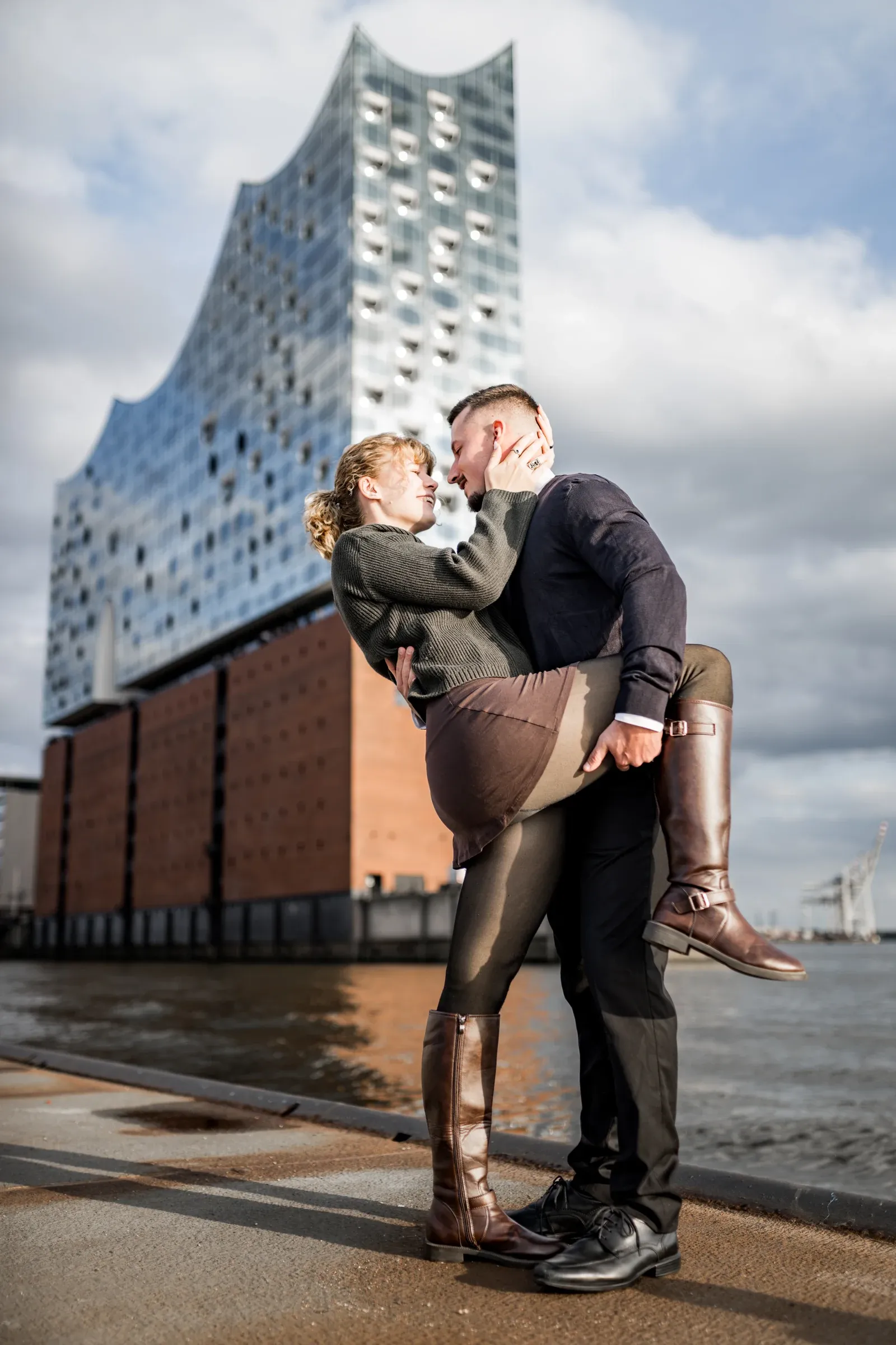 Domenic hält Liza im Arm vor der Elbphilharmonie an der Kehrwiederspitze