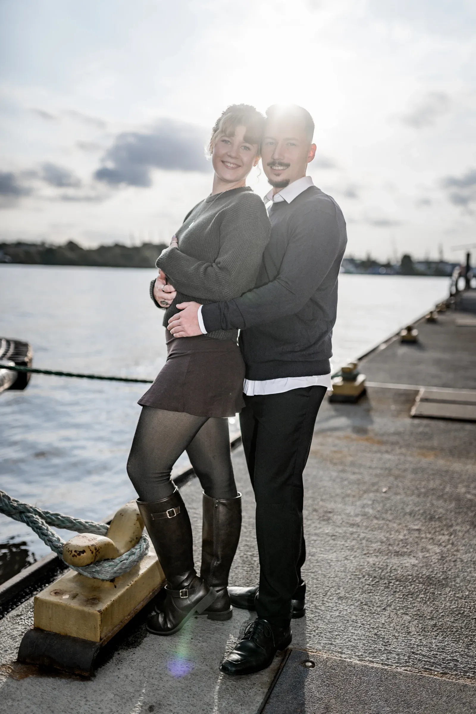 Domenic und Liza stehen im Gegenlicht an der Hafenpromenade der Kehrwiederspitze