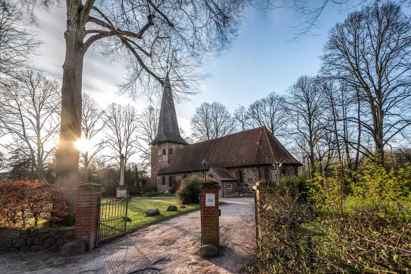 Außenansicht der Kirche Alt-Rahlstedt mit dem Weg zum Eingang