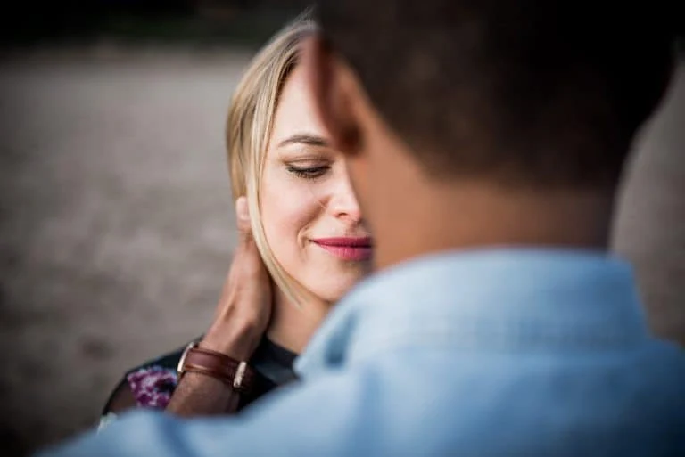 Inniger Moment eines Paares beim Lovebirds-Shooting am Elbstrand