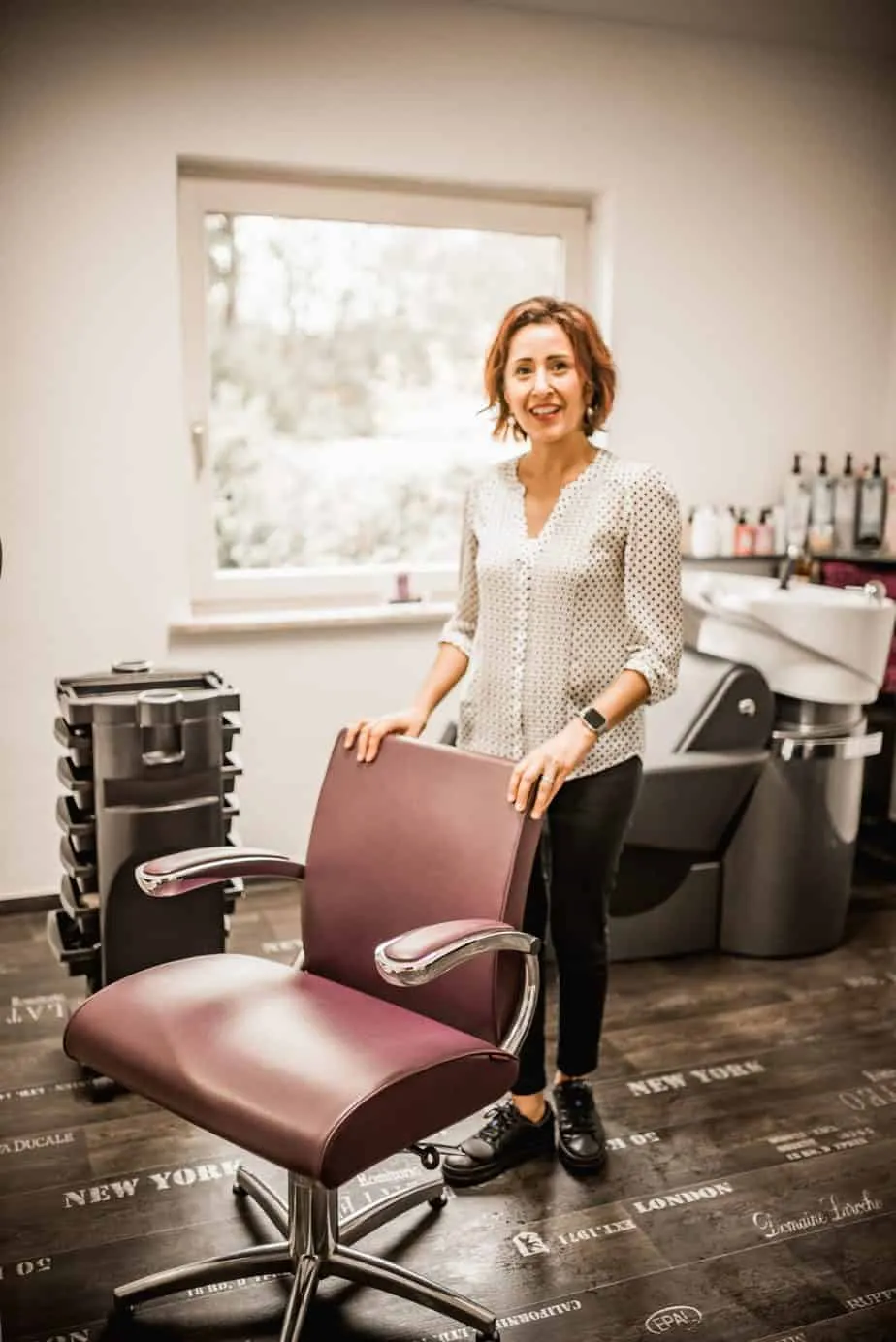 Braut beim Make-up von Visagistin Manija Biebow in Hamburg