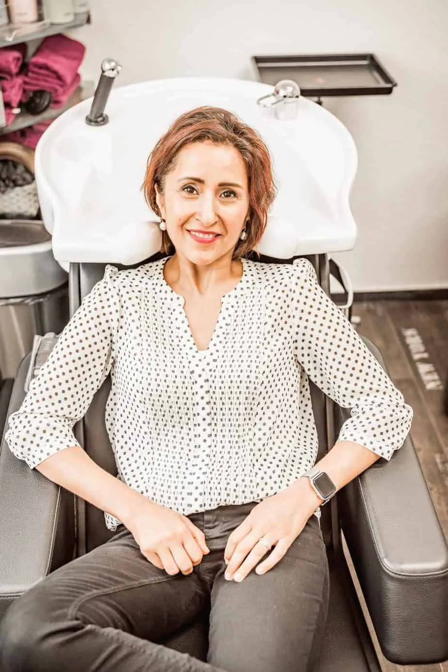 Visagistin Manija Biebow schminkt eine Braut beim Getting Ready