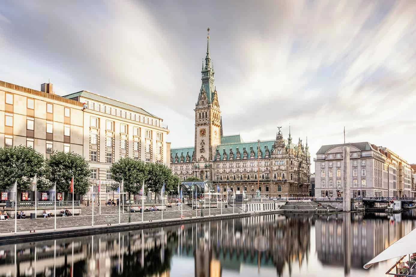 Rathaus Hamburg am Alsterfleet als Symbol für eine Hochzeit in Hamburg