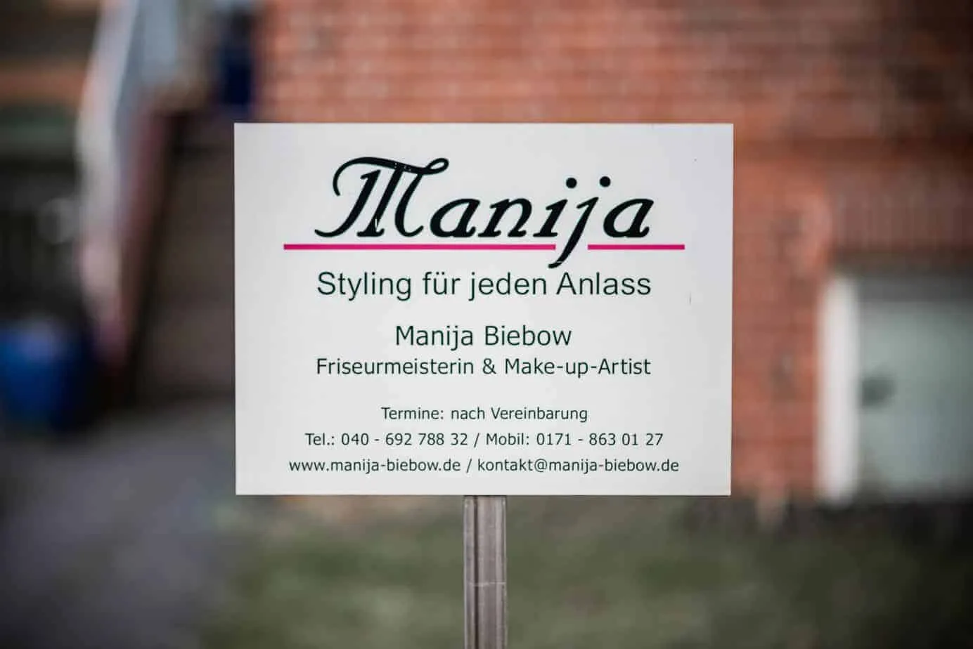 Schild vom Salon Manija Biebow in Hamburg