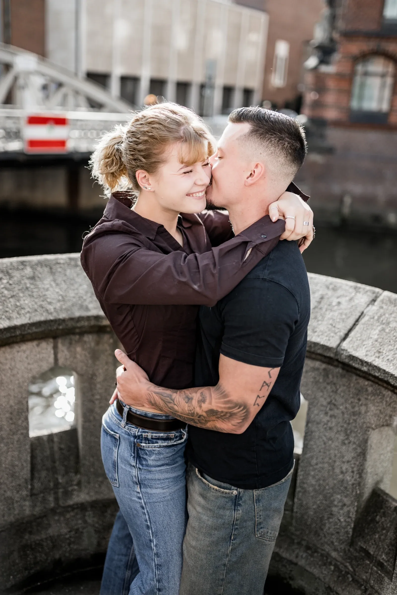 Kuss von Liza und Domenic vor den Backsteinspeichern