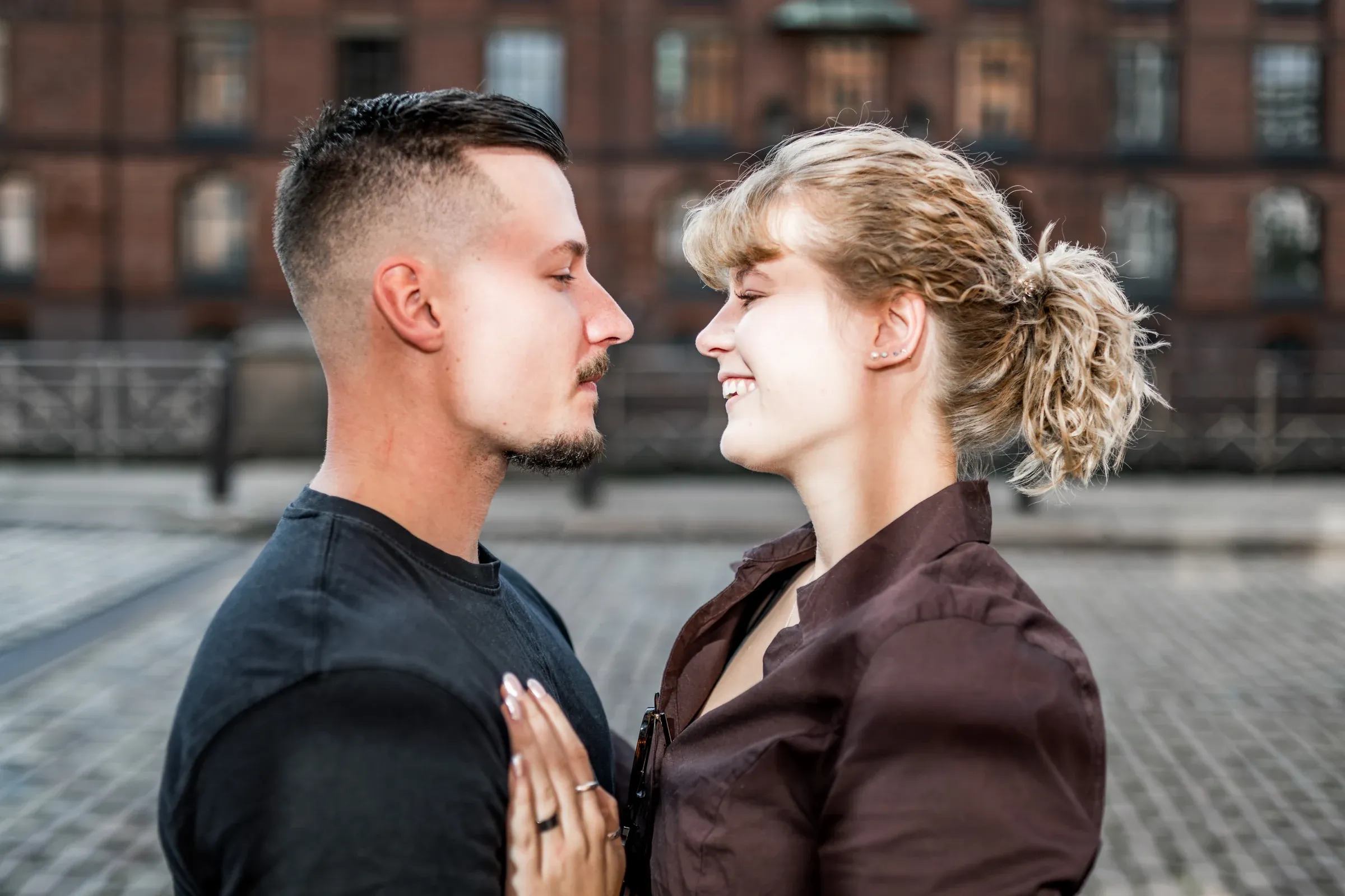 Domenic und Liza schauen sich am Fleet lächelnd an