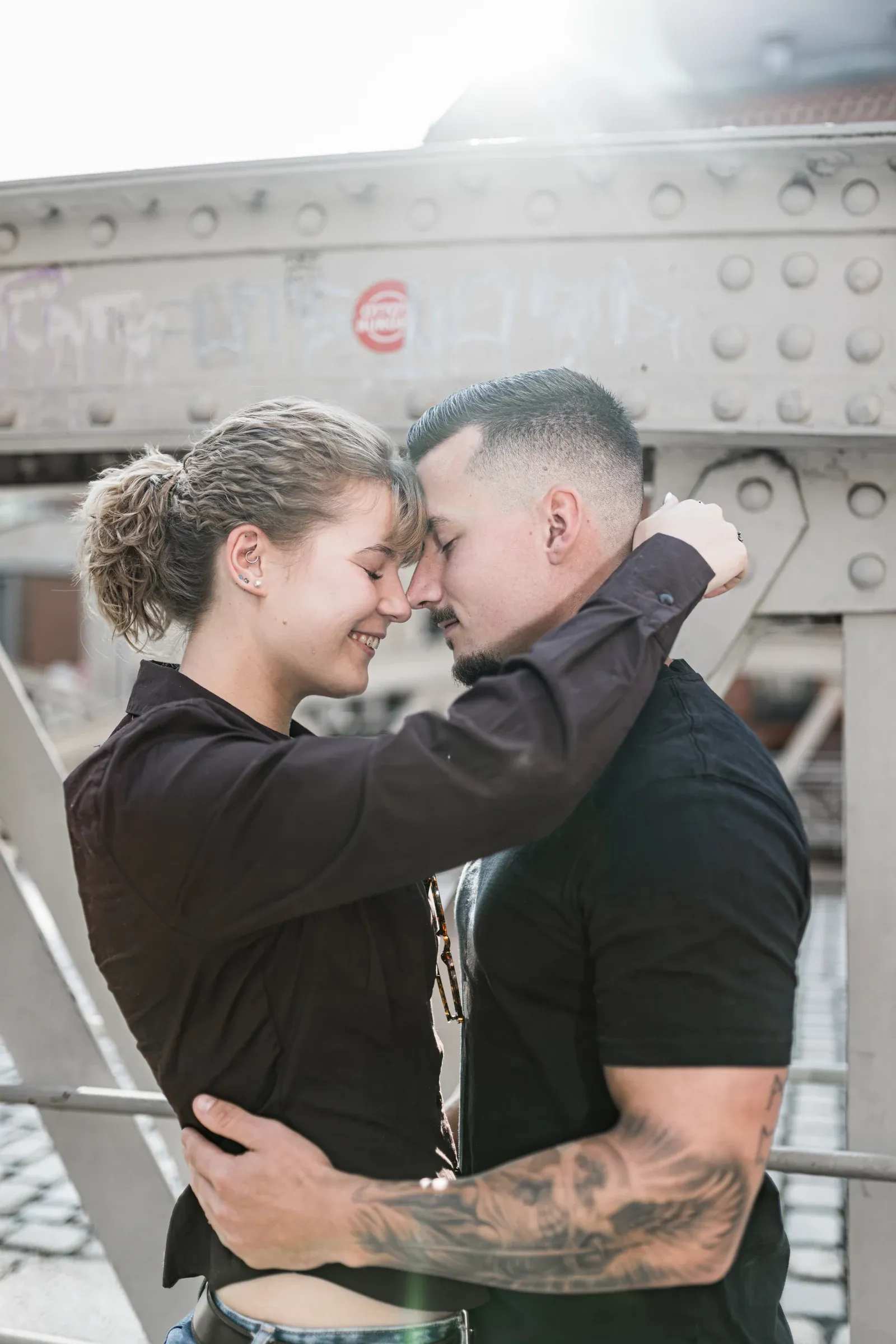 Liza und Domenic im Gegenlicht auf einer Stahlbrücke