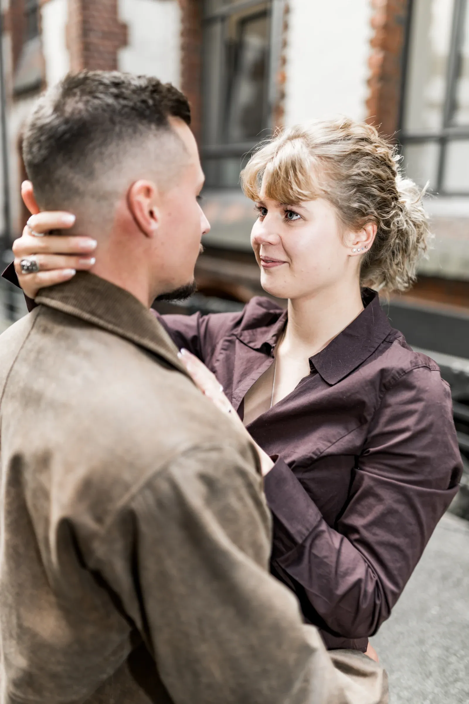 Paarportrait von Liza und Domenic am Geländer über dem Fleet