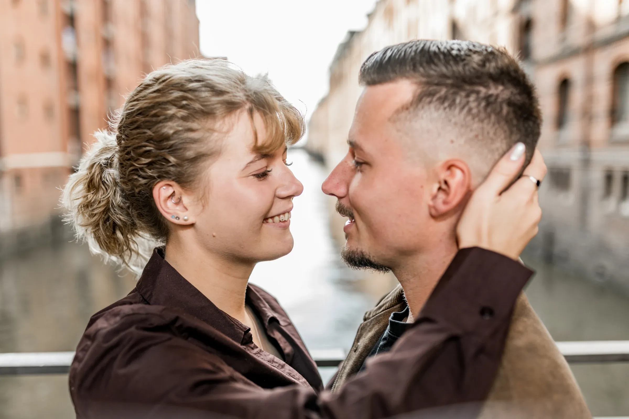 Liza und Domenic berühren sich Stirn an Stirn vor den Speichern