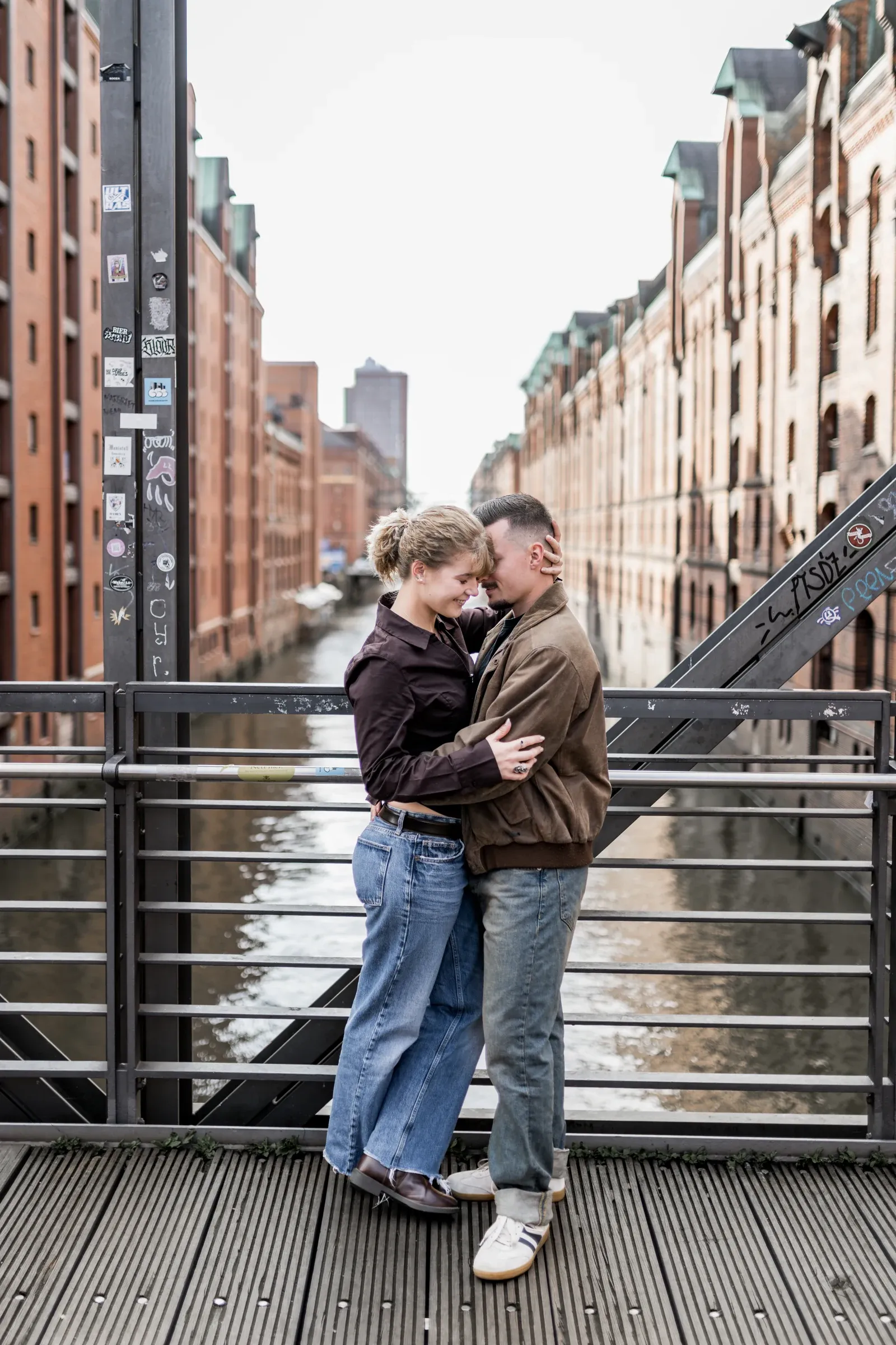 Liza und Domenic umarmen sich auf einer Brücke über dem Fleet