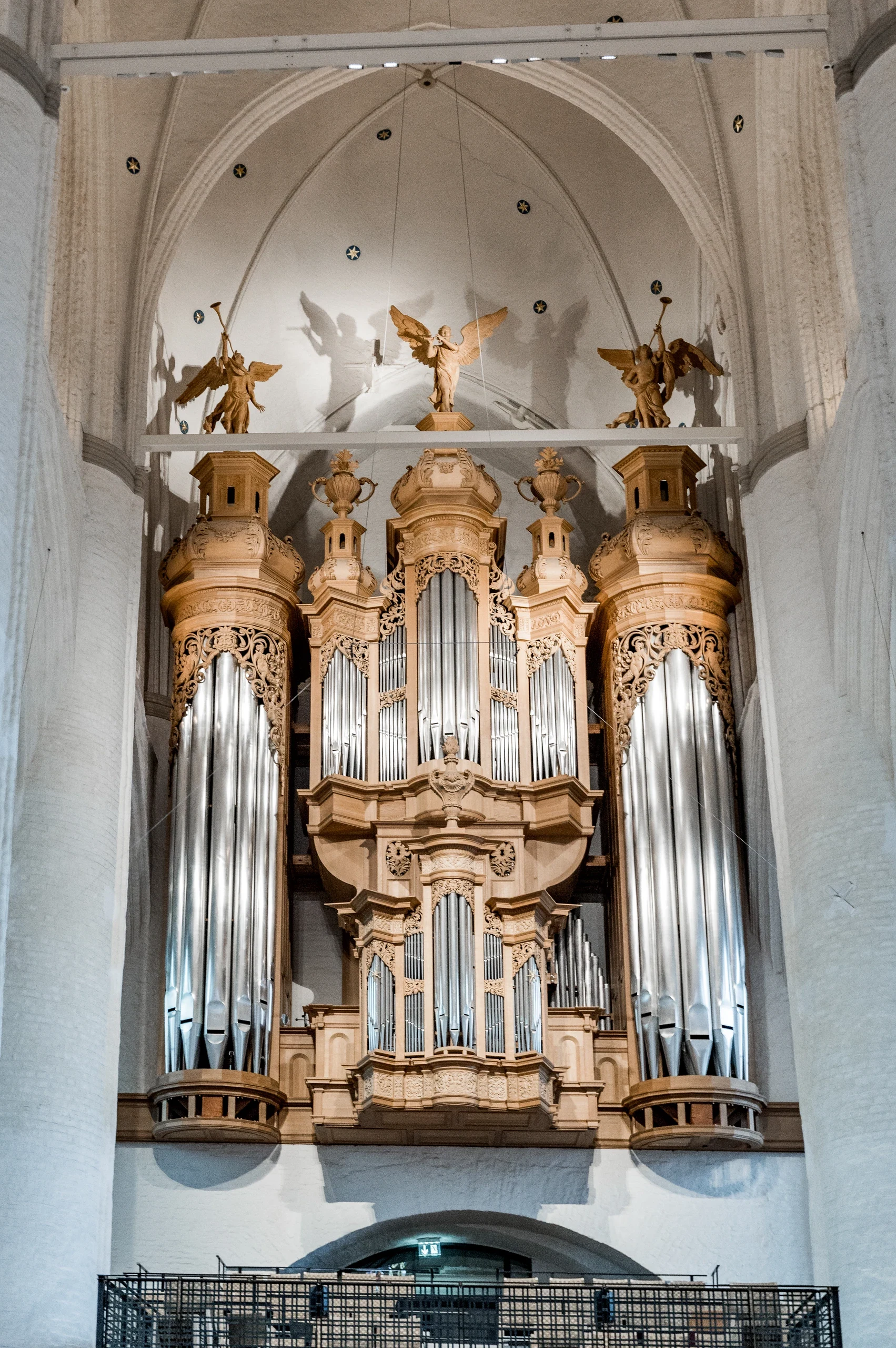 Orgel mit silbernen Pfeifen und vergoldeten Figuren in St. Michaelis in Hamburg