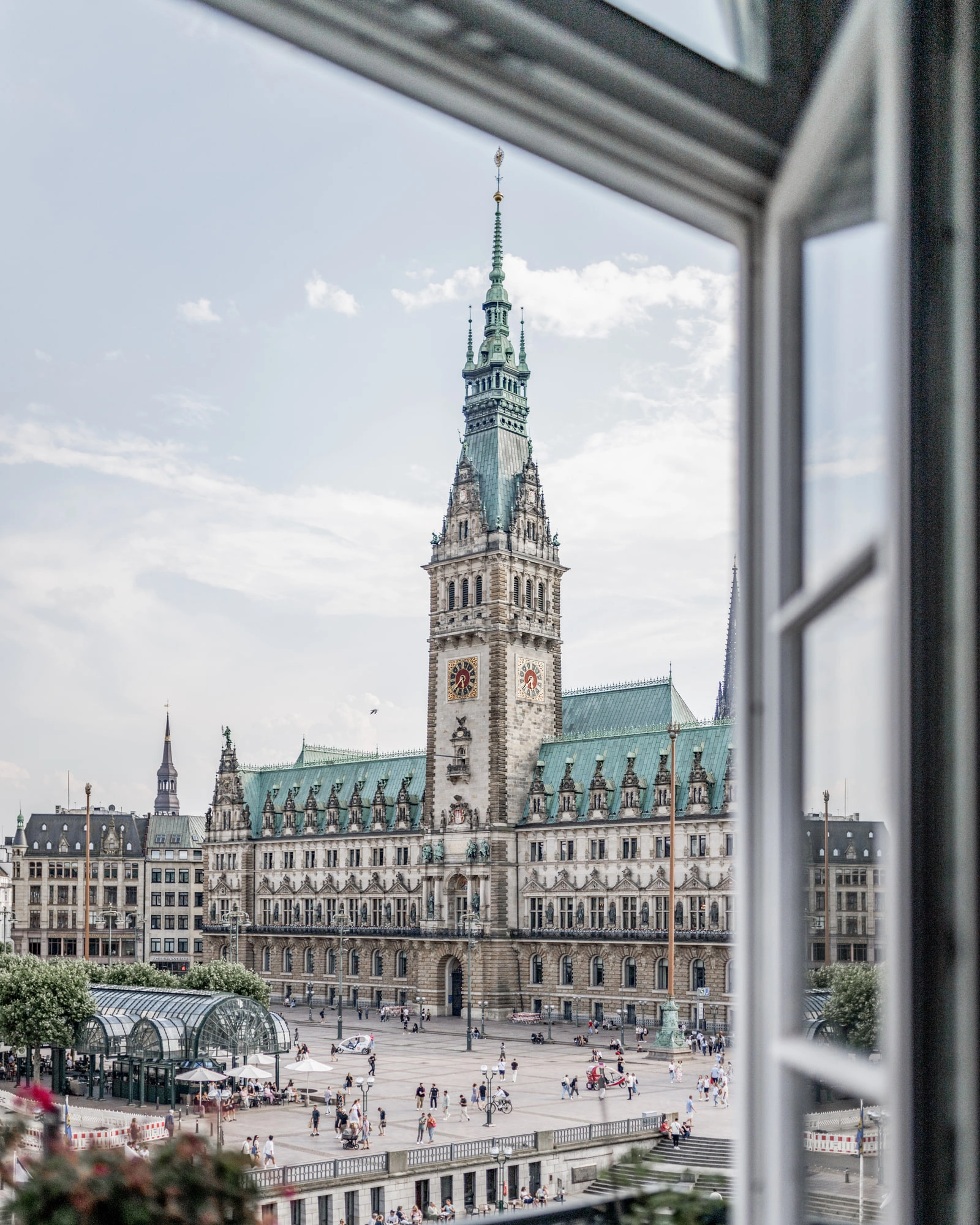 Blick aus einem Fenster auf das Hamburger Rathaus und den Rathausmarkt