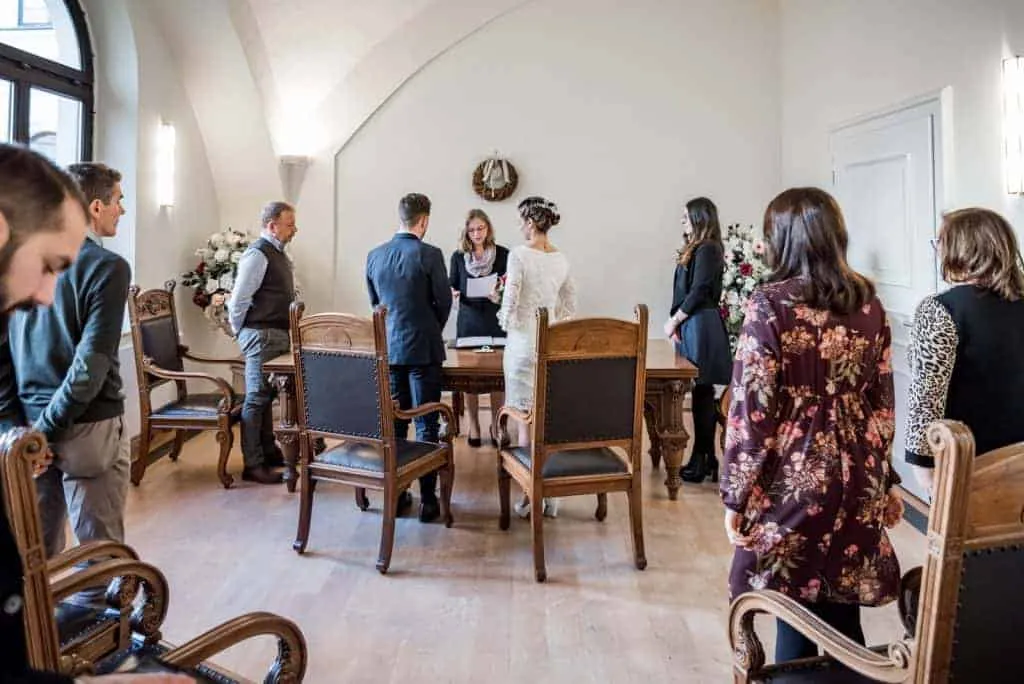 Traugesellschaft während der standesamtlichen Hochzeit in Altona