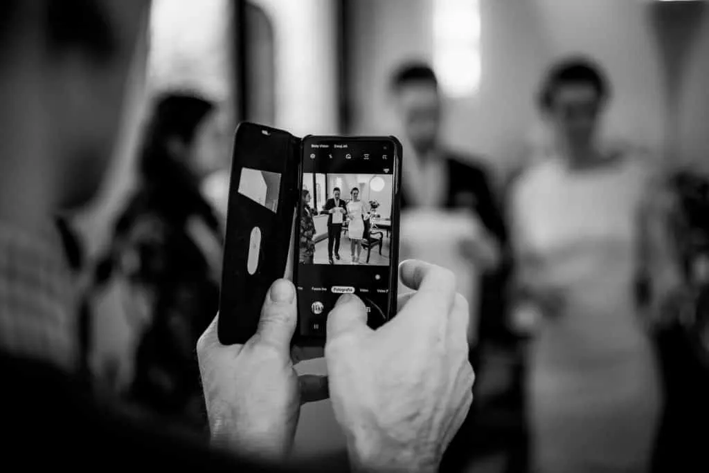 Gast fotografiert das Brautpaar im Standesamt Altona