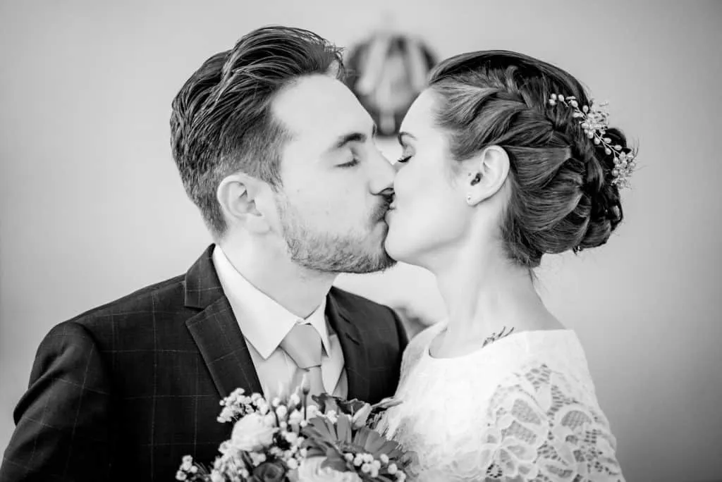 Erster Kuss des Brautpaares nach der standesamtlichen Hochzeit