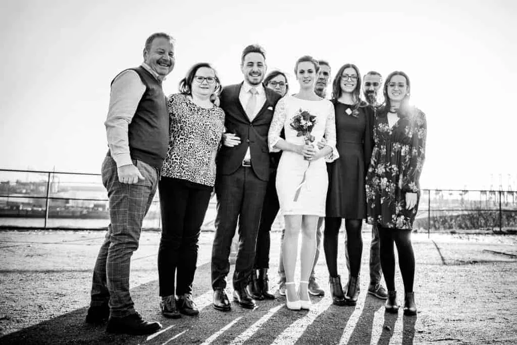 Gruppenfoto der Hochzeitsgesellschaft am Altonaer Balkon