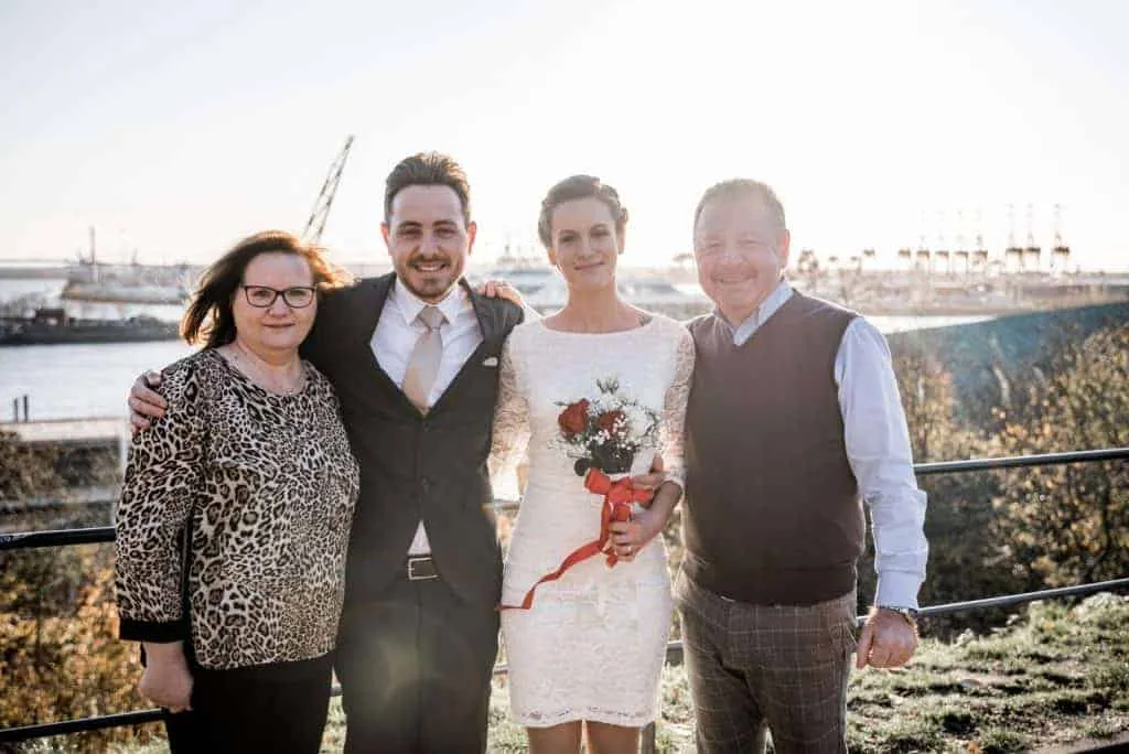 Familienfoto nach der standesamtlichen Trauung in Altona