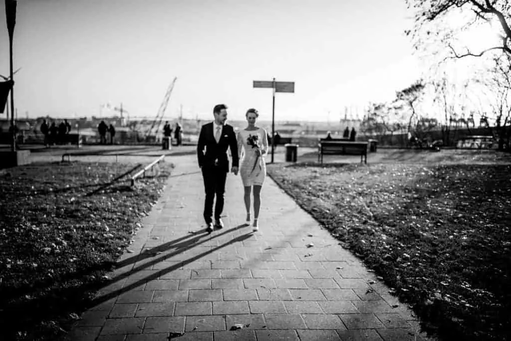 Roberta und Daniel auf dem Weg zum Paarshooting am Altonaer Balkon