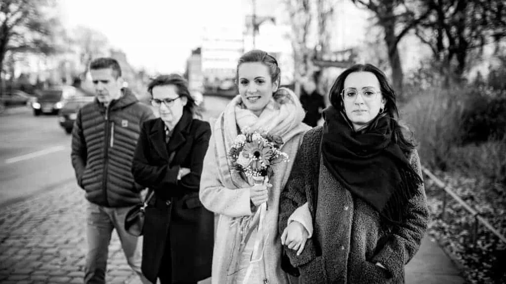 Braut mit Gästen beim Spaziergang durch Hamburg-Altona