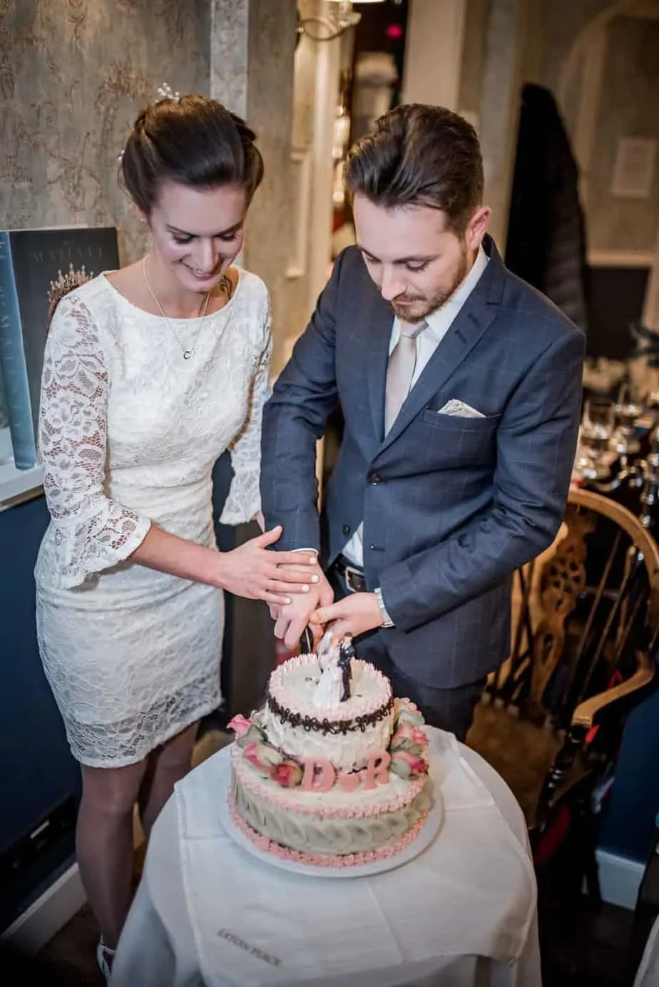 Roberta und Daniel halten sich bei der Hochzeitsfeier an den Händen