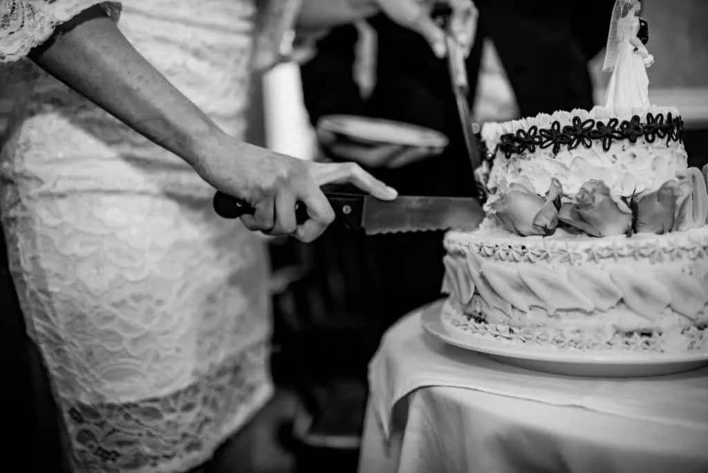 Anschnitt der Hochzeitstorte bei der Feier in Ottensen