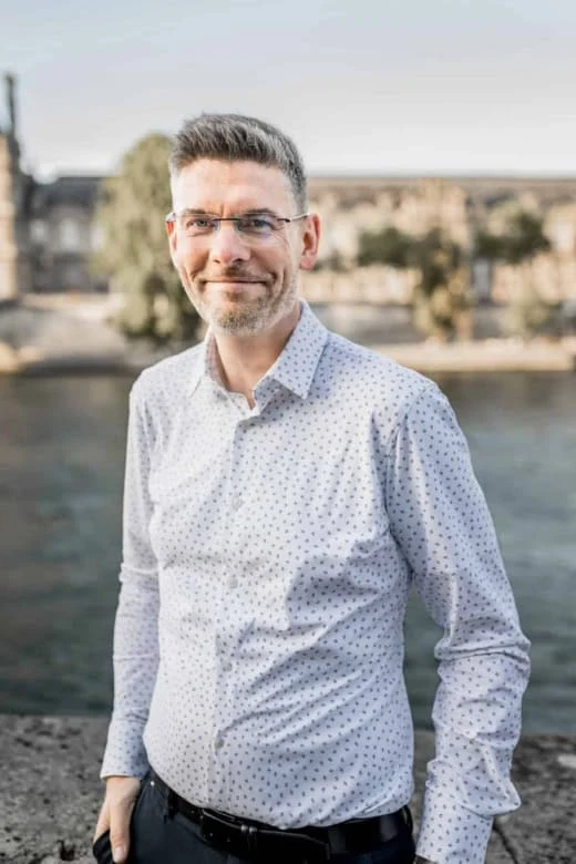 York Augustin, Hochzeitsfotograf aus Hamburg, am Flussufer
