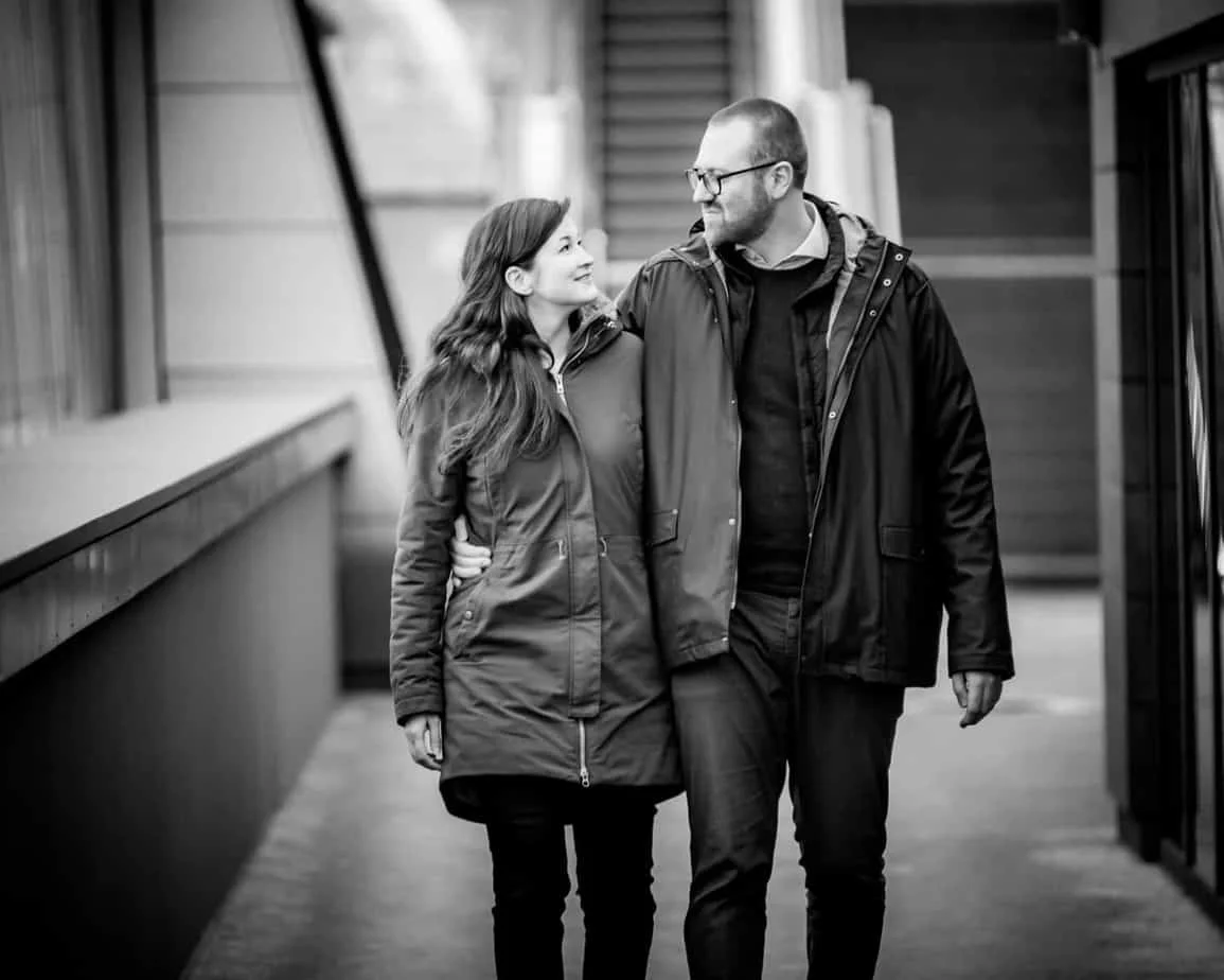 Paar spaziert bei einem Engagement-Shooting durch Hamburg