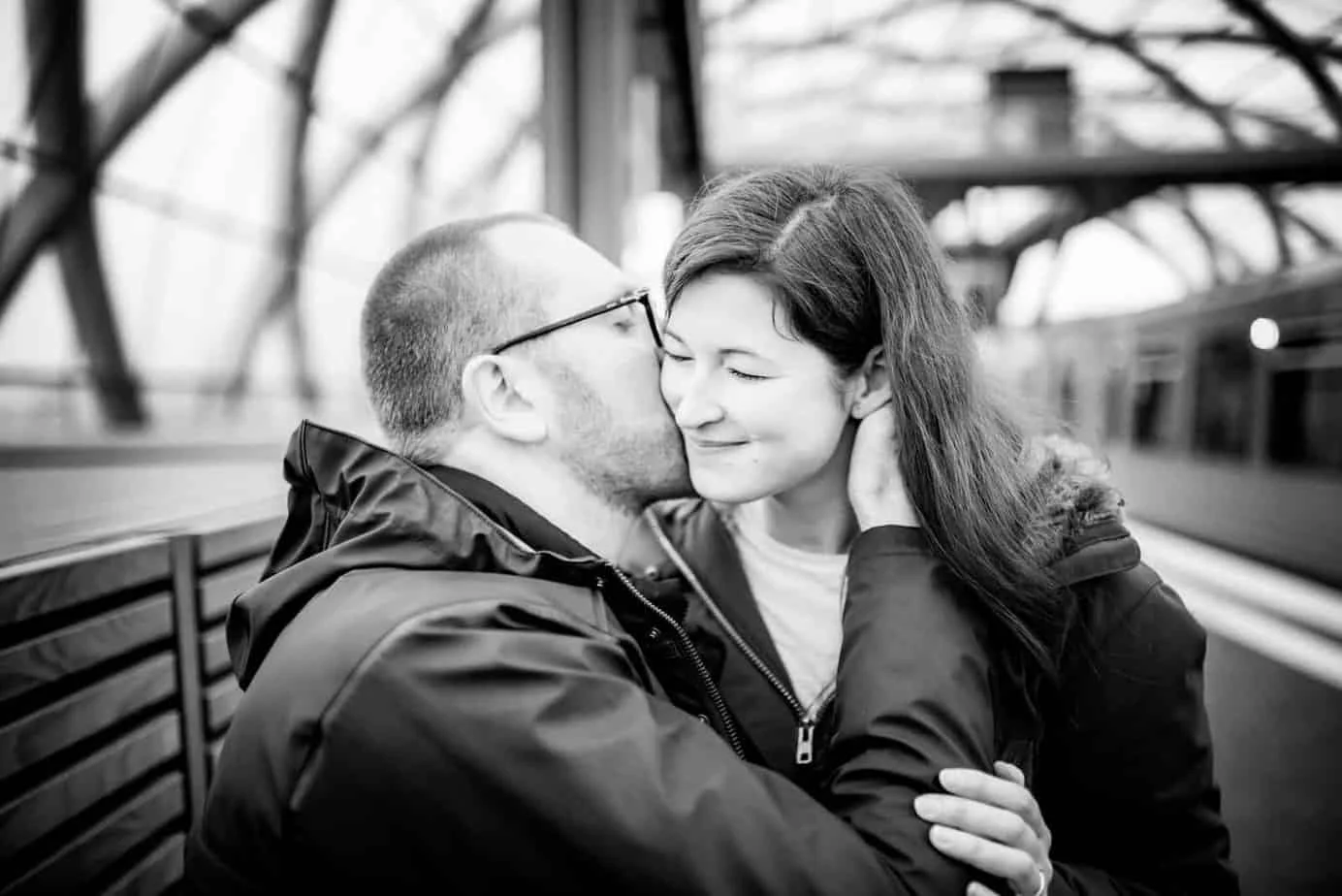 Schwarz-Weiß-Portrait eines Paares in Hamburg