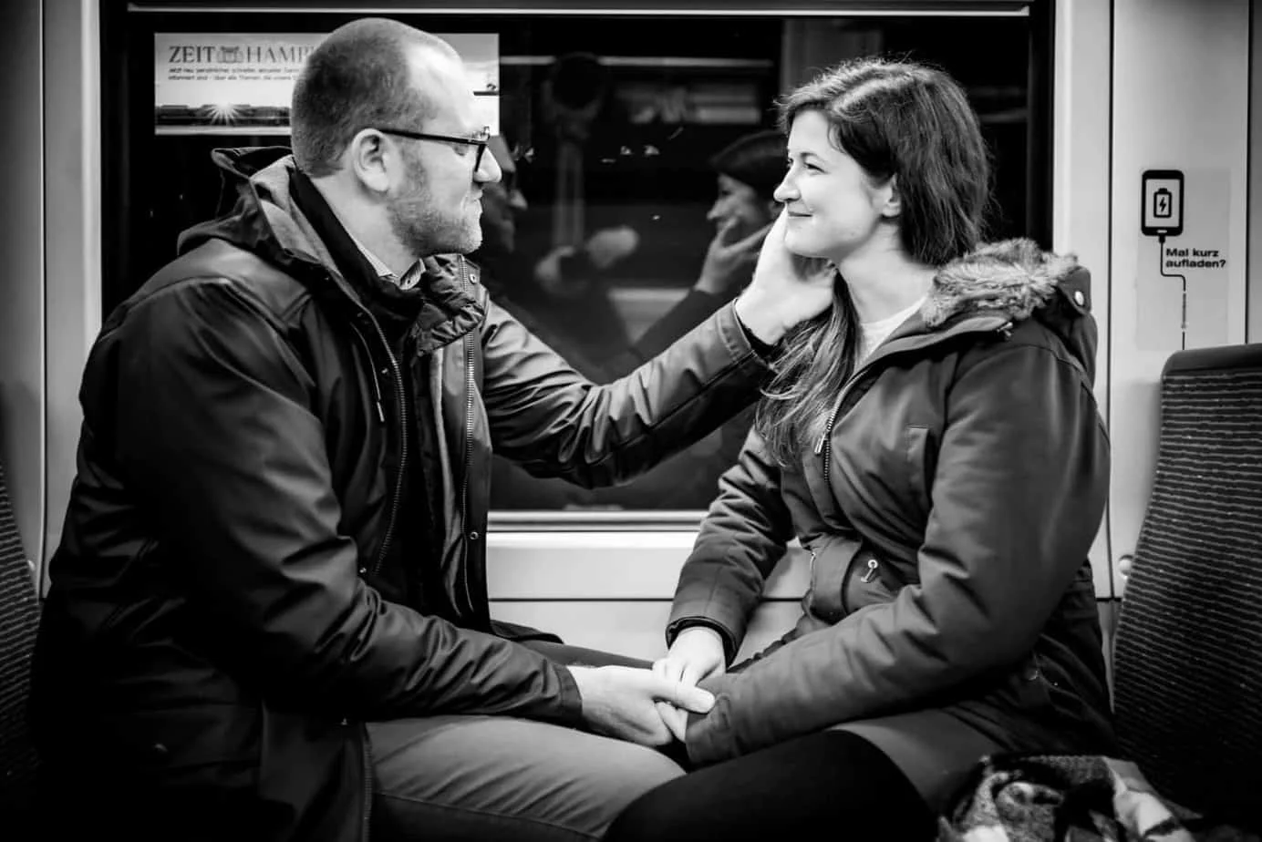 Paar sitzt entspannt bei seinem Engagement-Shooting in Hamburg