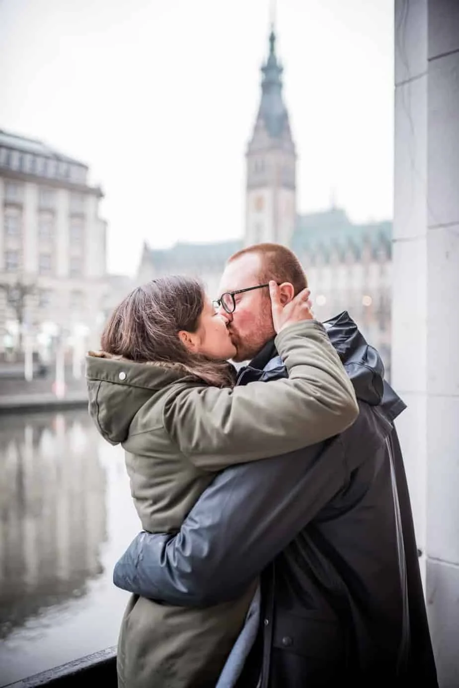 Kuss beim Engagement-Shooting vor Hamburger Stadtkulisse