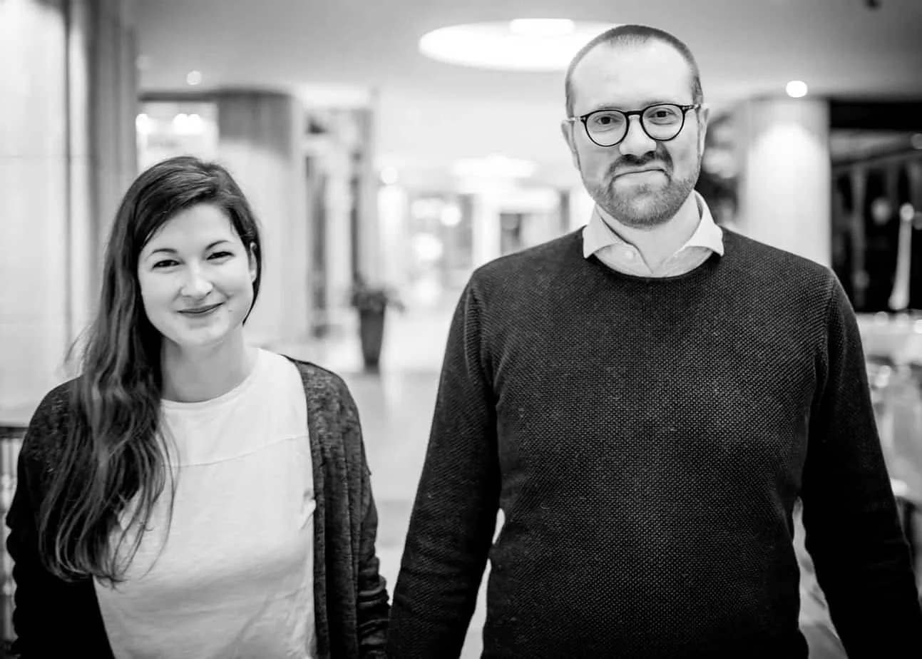 Schwarz-Weiß-Paarportrait bei einem Hamburger Engagement-Shooting