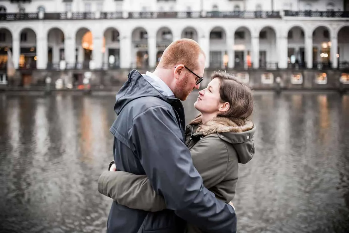 Paar beim Engagement-Shooting an der Hamburger Binnenalster