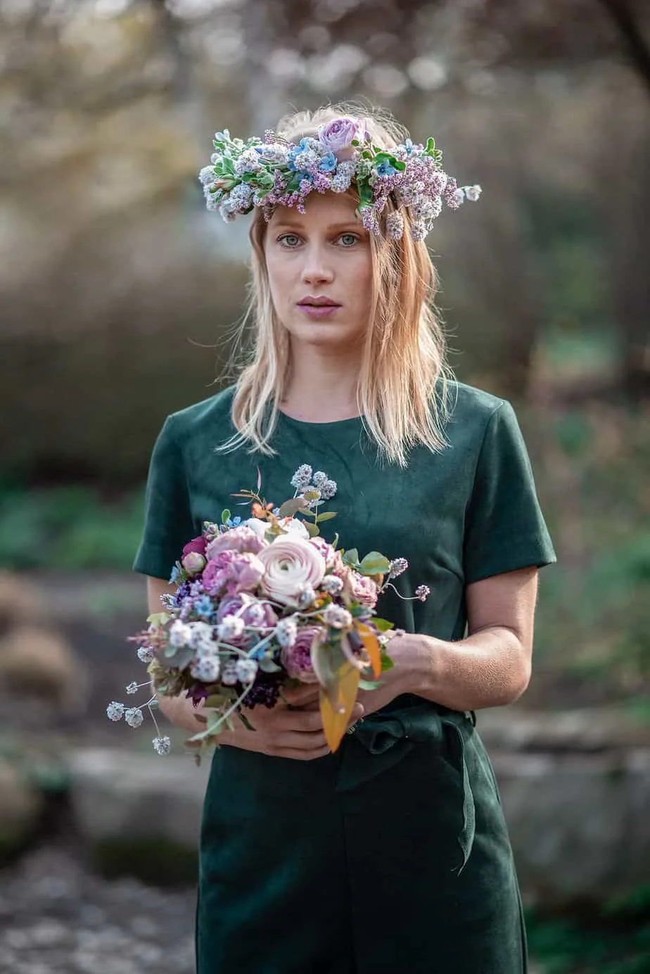 Florales Portraitshooting mit ruhigem Hintergrund