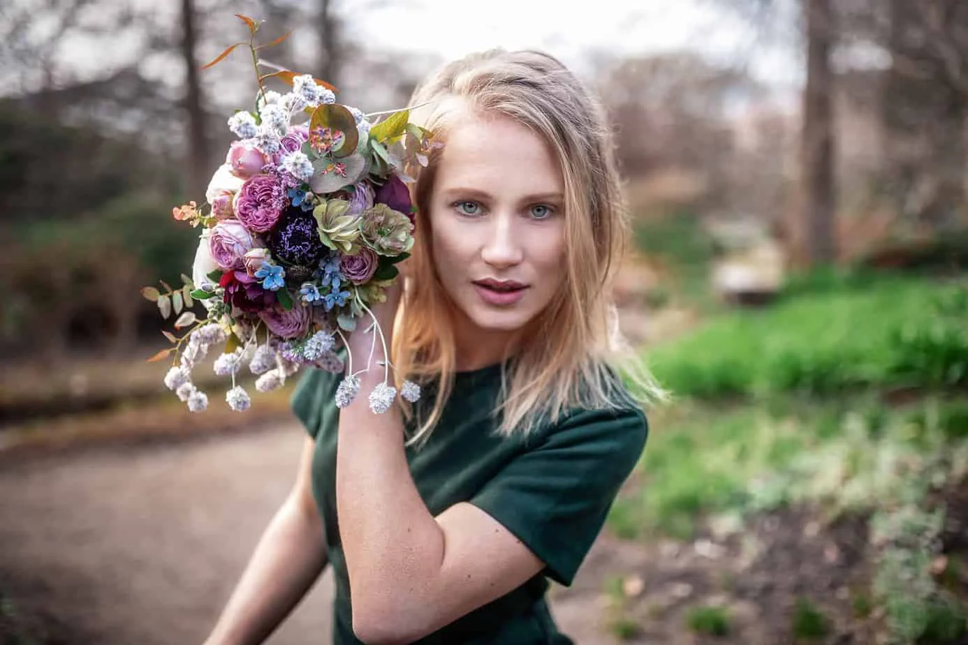 Florales Editorial Portrait mit weichem Licht