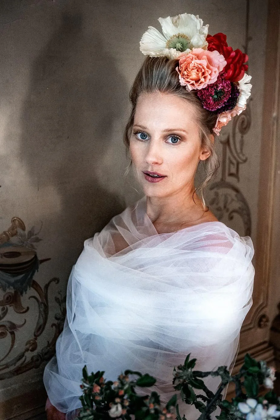 Künstlerisches Portrait mit floralen Elementen